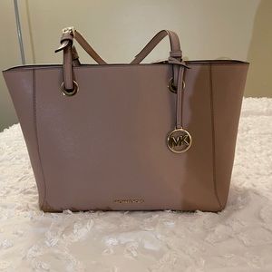 Tan Michael kors tote bag.